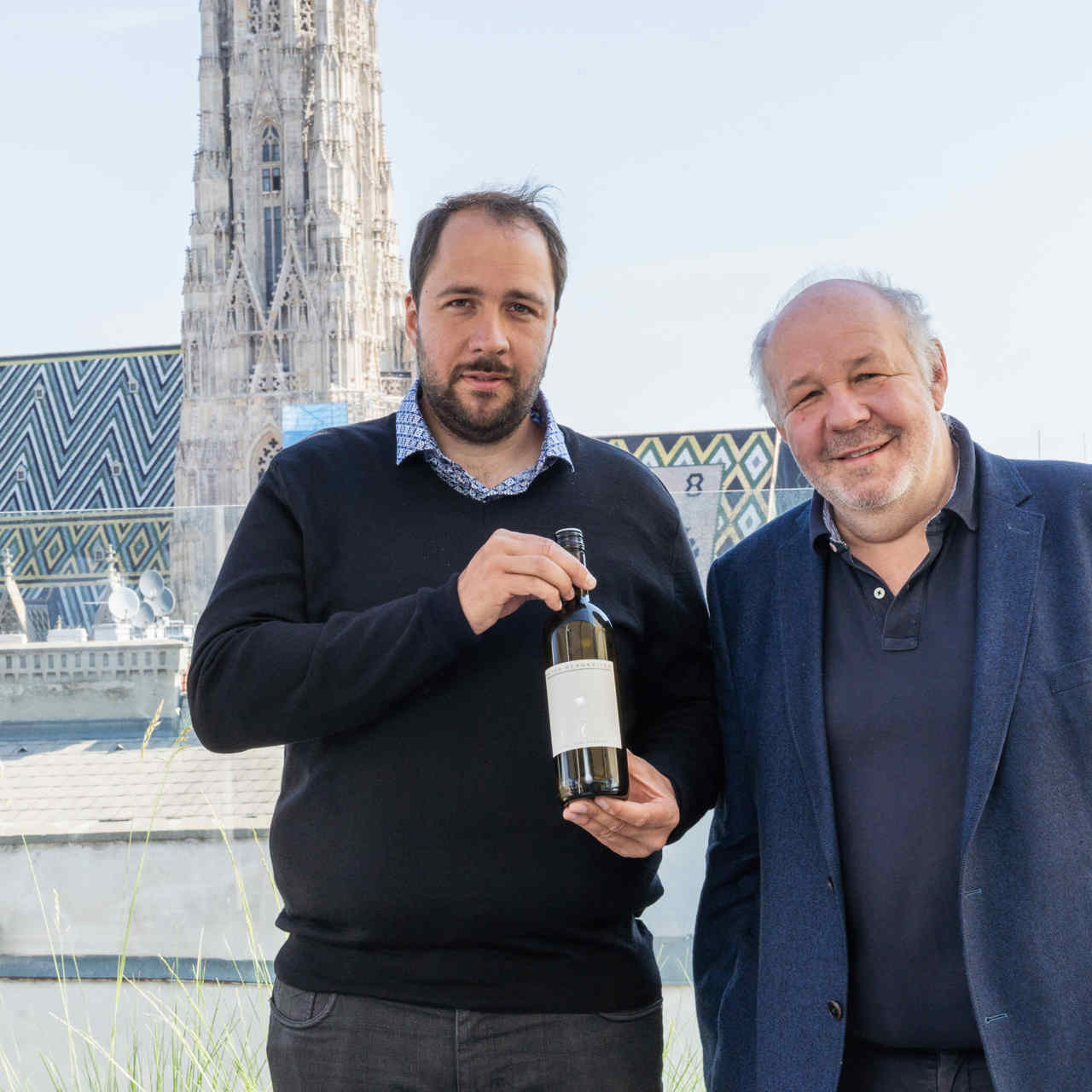 Grüner Veltliner 2021 vom Weingut Bernreiter ist Wiener Landessieger. Präsentiert von Peter und Tobias Bernreiter.